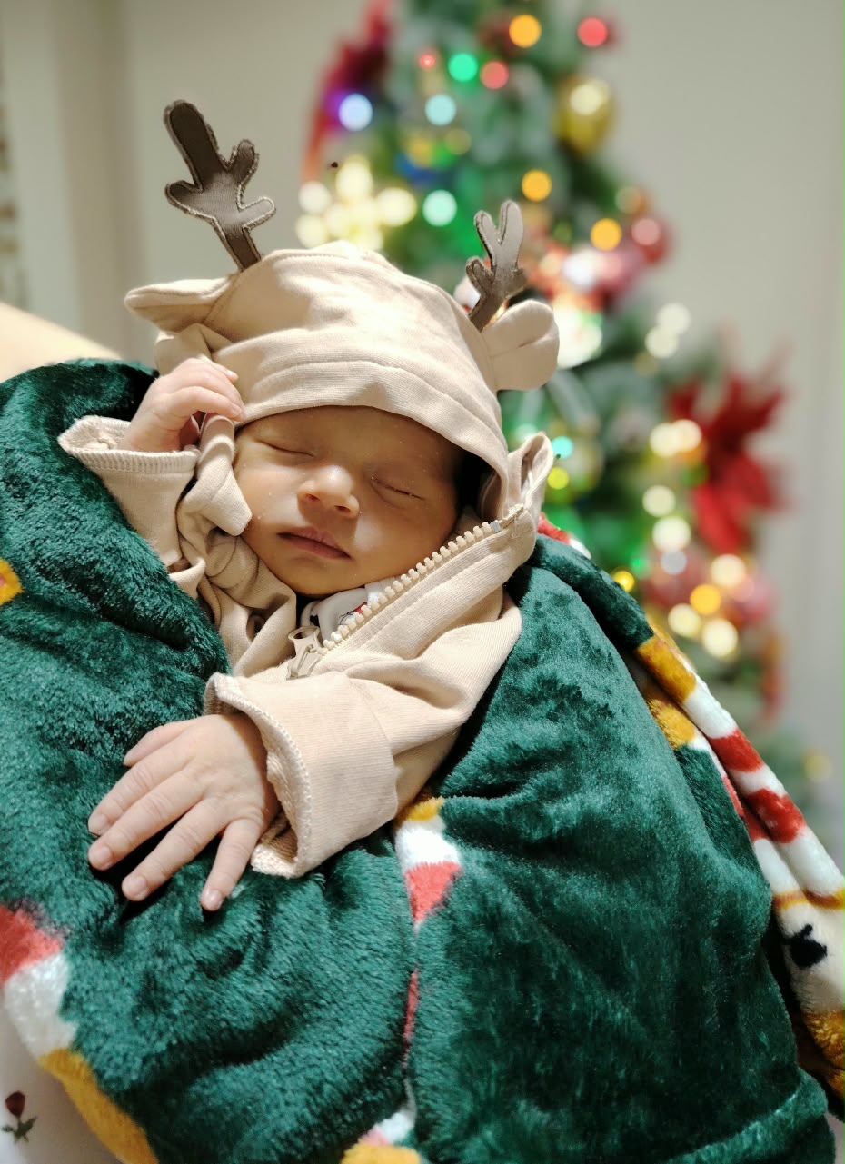 Anthony Matthew recién nacido con su traje de renito navideño